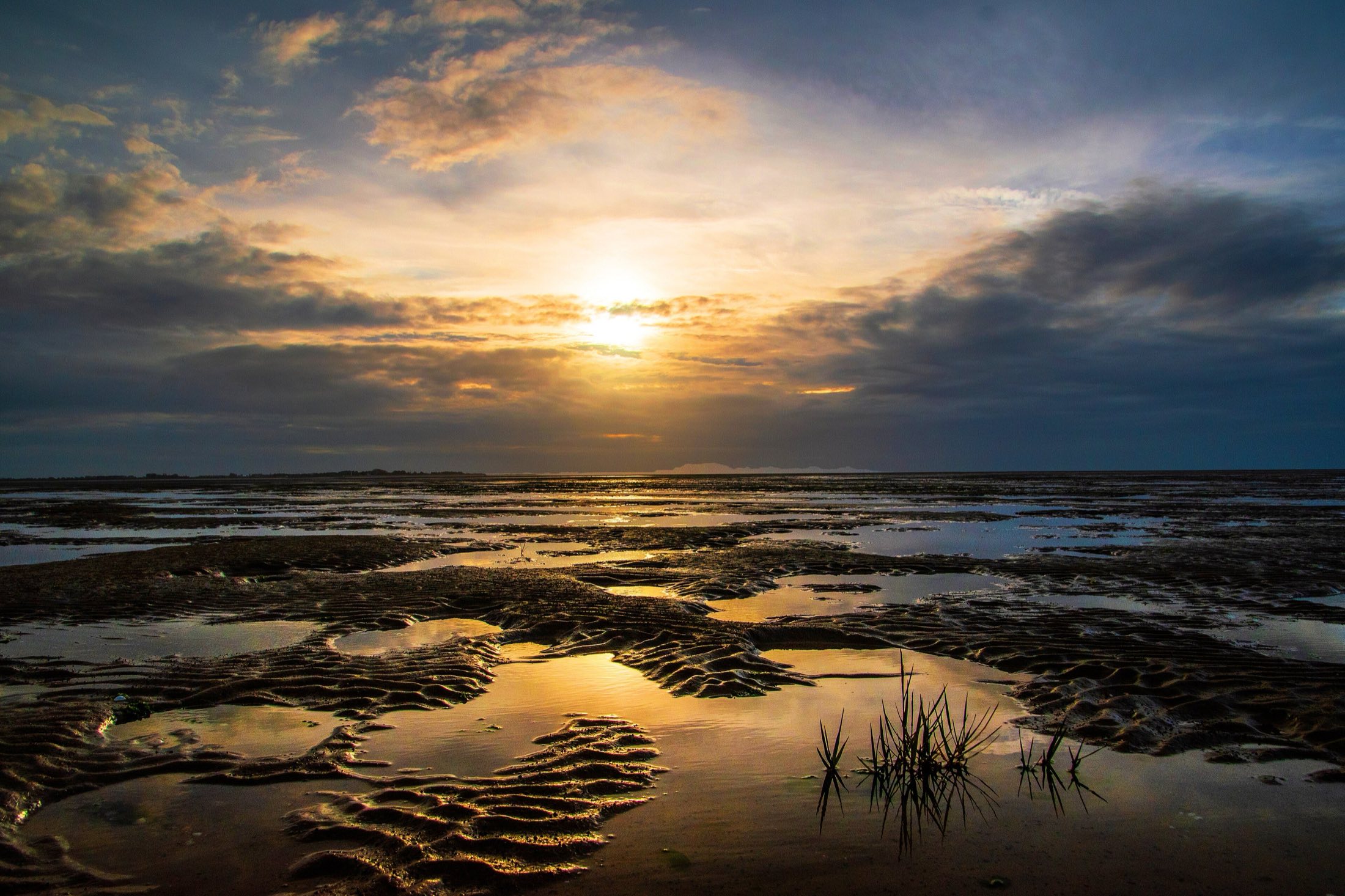 Coucher de soleil sur l'estran de la baie de Somme, côté Le Crotoy